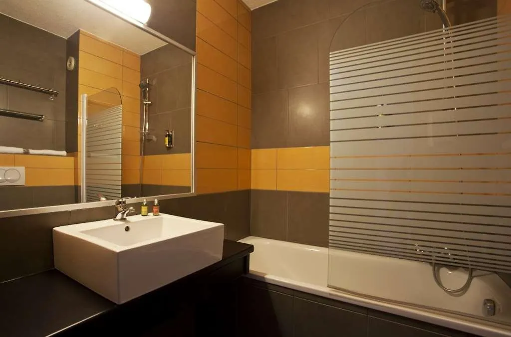 Logis Hotel Noemys Pont De L'Etoile Aubagne