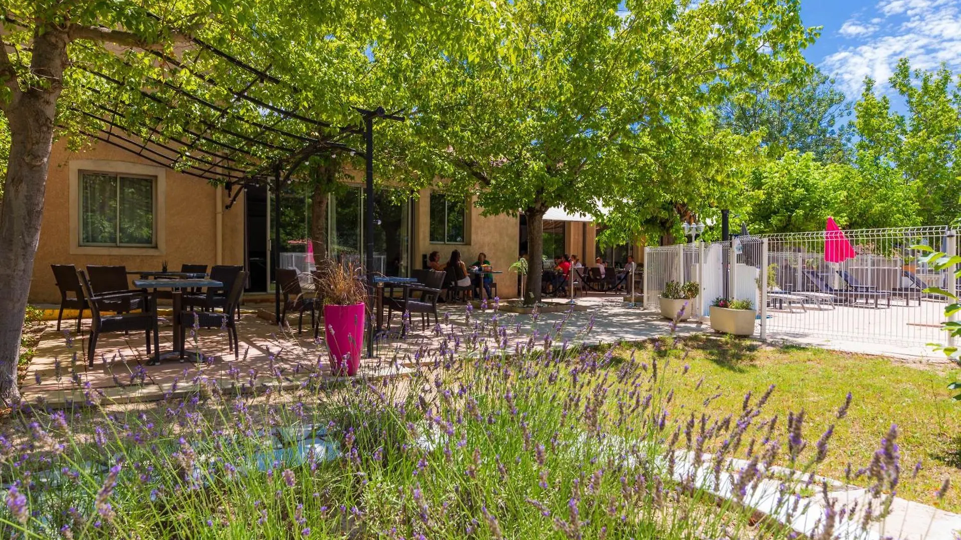 Logis Hotel Noemys Pont De L'Etoile Aubagne